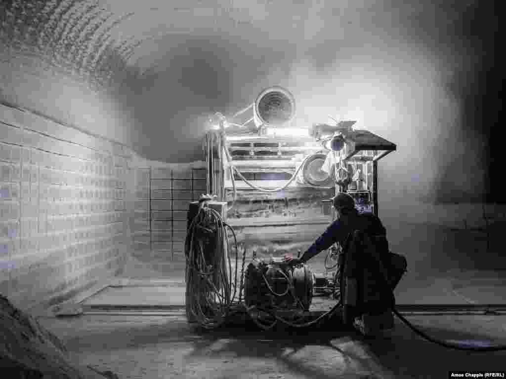 Un muncitor taie blocuri de sare. Există dezacorduri cu privire la faptul dacă inhalarea prafului de sare este într-adevăr leacul miraculos pentru bolile respiratorii despre care se pretinde că este. Dar după ce un medic polonez a observat că lucrătorii din minele de sare evitau adesea bolile pulmonare comune minerilor de cărbune, s-a născut industria &bdquo;haloterapiei&rdquo;.