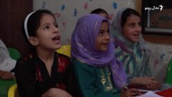 پېښور کې یو فعال بې وزله ماشومانو ته وړیا تعلیم ورکوي