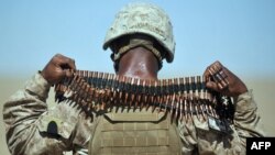 АҚШ жаяу әскері қару-жарағын шешіп тұр. Гильменд, 2 маусым 2012 жыл