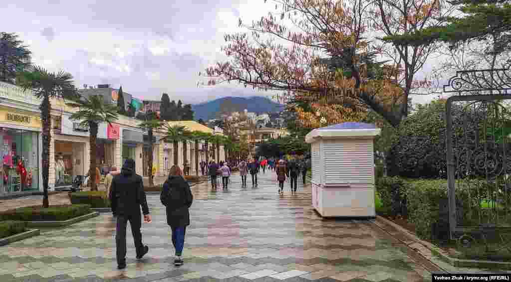 Yaltada Lenin yalı kenarınıñ sıfatı Milât bayramında böyledir