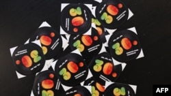 Emblemele celei de-a 30-a ediții a Marșului Pride de la Budapesta, pregătite de organizatori, în ciuda interzicerii lui prin lege.