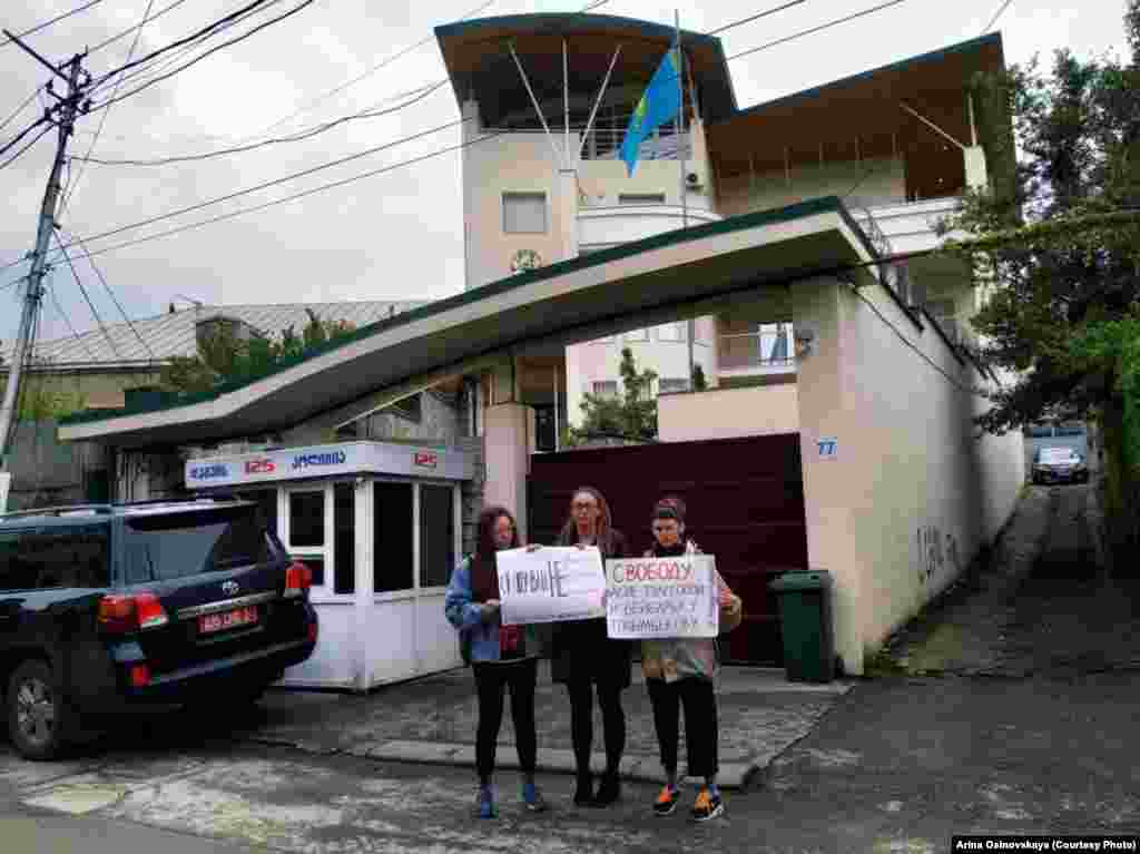 Белсенділерді қолдау шарасы 22 сәуір күні Қазақстанның Грузиядағы елшілігі алында да өтті. Қатысушылардың бірі Арина Осиновская Бейбарыс Толымбековті танитынын айтты.&nbsp; "Алматыда болып жатқан оқиғалар мені де, шетелде тұратын қазақстандықтардың көбін толғандырады. Сондықтан плакатымда "Шындықтан қашып құтылмайсың" деген жазу болды" дейді ол Азаттыққа.&nbsp; Төлесова мен Толымбековтің қамалуын&nbsp;Freedom House&nbsp;және&nbsp;Amnesty International&nbsp;&nbsp; халықаралық құқық қорғау ұйымдары да сынап, Қазақстан билігінен белсенділерді босатуды талап етті.&nbsp;