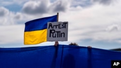 „Arestați-l pe Putin” - pancartă la o demonstrație pro-Ucraina, la Anchorage.