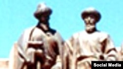 Залкар ойчул жана аалым бабаларыбыз Жусуп Баласагын (солдо) менен Махмуд Кашгари Барсканинин бедизчи Т.Садыков жасаган айкелдери манкурттар тарабынан уурдалып кеткен. 1995.