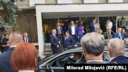 Predsjednik NSRS i Ujedinjene Srpske Nenad Stevandić (u sredini, lijevo) ispred skupštinske zgrade