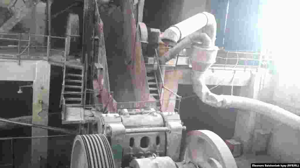 "Макмал" комбинатынын кенди тоо тегинен бөлүп алчу техникасы.