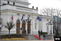 Историческата сграда на парламента през април 2023 г.