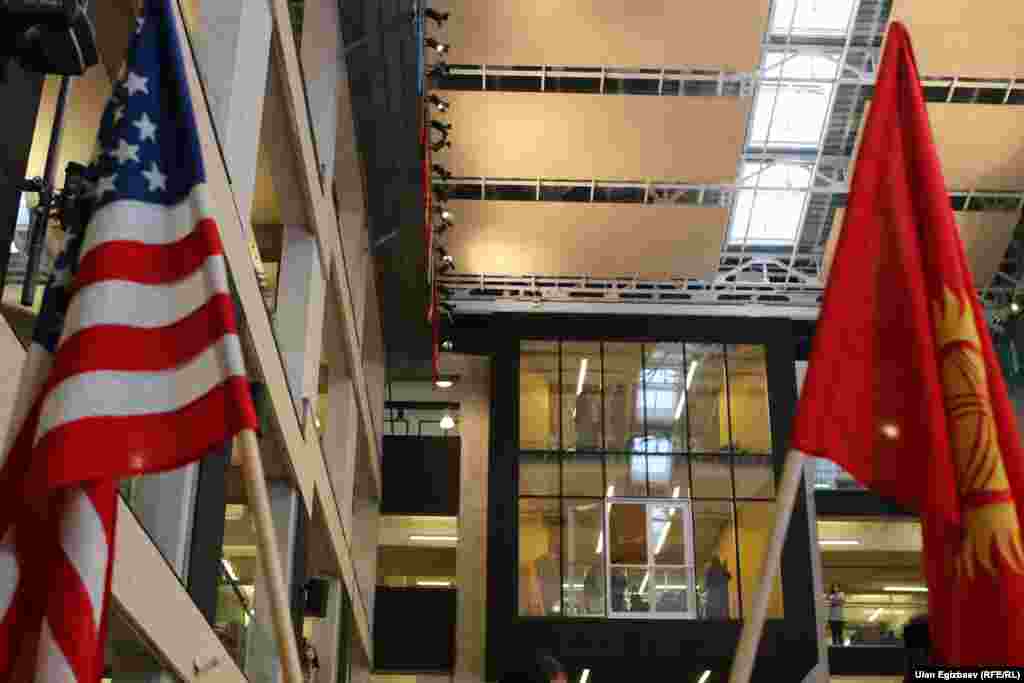 В новом кампусе АУЦА очень хорошо подготовились к встрече Джона Керри.