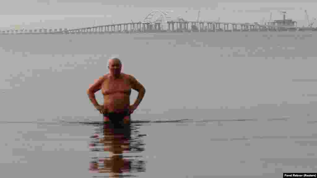 Місцеві жителі встигли &laquo;оцінити&raquo; ініціативи російської влади. Глобальне будівництво мосту і траси &laquo;Таврида&raquo;, що має з'єднати надводний перехід із Севастополем, змінила не тільки ландшафт півострова. Багато жителів втратили свої будинки і ділянки, через які проходить траса