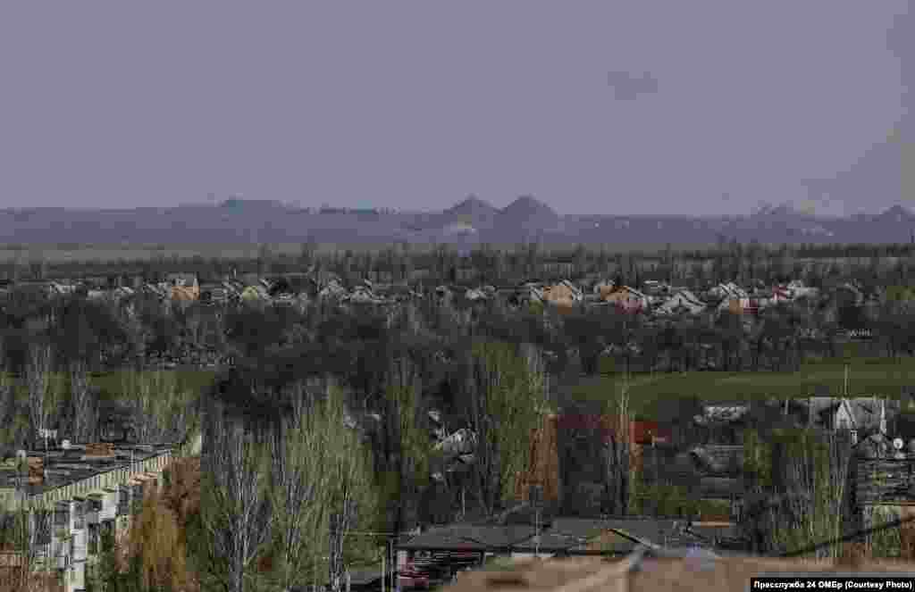 O zonă rezidențială din Kosteantînivka, cu orașul Torețk la orizont - o altă direcție a ofensivei armatei ruse spre localitate.