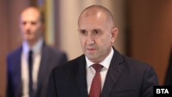 Президентът Румен Радев прави изявление пред медиите на бизнесфорум в София, 23 октомври 2025 г.