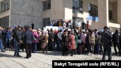 Очередь перед избирательным участком в Бишкеке. 4 октября 2020 года. Иллюстративное фото.