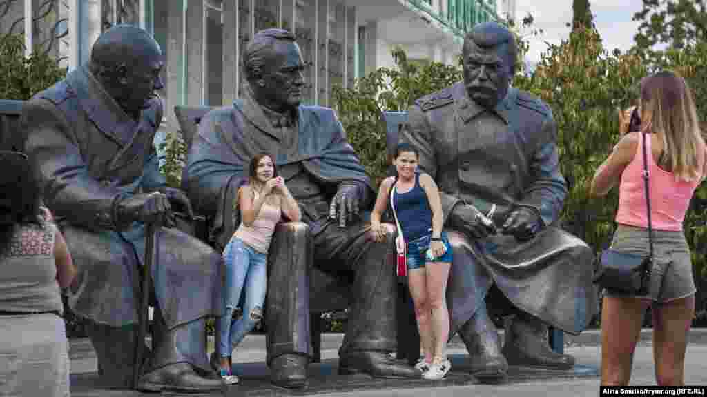 Пам'ятник Ялтинської конференції. Там же, неподалік від палацу, можна знайти Сталіна, Рузвельта і Черчілля, що сидять пліч-о-пліч, втілених у скульптурі по фотографії Ялтинської конференції 1945 року. Її встановили в лютому того ж року до 70-річчя зустрічі лідерів країн антигітлерівської коаліції. Пам'ятник, який має вагу понад 10 тонн, створив скульптор Зураб Церетелі ще 2005 року в Москві. Його хотіли встановити в Лівадії до 60-річчя конференції, але тоді громадськість виступила проти. У листопаді 2014 року монумент передали до Криму з Волгограда