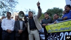 په پاکستان کې خبریالان د برېښنايي جرمونو د مجازاتو قانون ترمیمي مسودې پرضد مظاهره کوي - پخوانی انځور. 