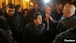 Грузиянын президенти Саломе Зурабишвили нааразылыкка чыккандар менен, 28-ноябрь, 2024-жыл  