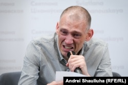 Сяргей Ціханоўскі плача падчас прэсавай канфэрэнцыі ў Вільні, 22 чэрвеня 2025 году