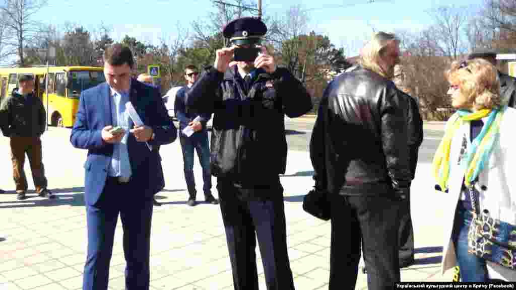 9 березня 2017 року. Покладання квітів до пам'ятника Шевченку проходить під пильною увагою поліції. Російські силовики вели зйомку всіх, хто приходив сюди. У третій рік анексії, говорили кримчани, їх уже не здивуєш обмеженнями на заходи, символи, вірші й пісні. Але заборонити одягатися до смаку не вдалося. Жовтий і блакитний кольори відмінно поєднувалися у святкових вбраннях кримських українців