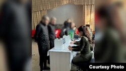 Тергөө абактарындагы шектүүлөр добуш берүүдө. 30-ноябрь, 2025-жыл. Сүрөт Жаза аткаруу кызматына таандык.