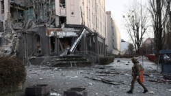 Un militar ucrainean inspectează locul unei clădiri avariate, după un atac cu rachete rusești, în Kiev, Ucraina, 31 decembrie 2022.