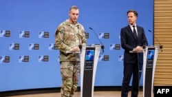 Secretarul general al NATO, Mark Rutte (d), și comandantul suprem al Forțelor Aliate din Europa (SACEUR), generalul Alexus G. Grynkewich (s), într-o conferință de presă comună despre încălcarea spațiului aerian polonez de către dronele rusești, Bruxelles, 12 septembrie 2025.
