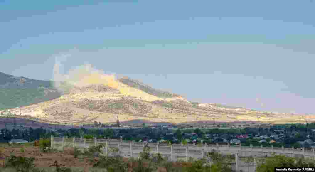 На протилежному боці &ndash; &laquo;димить&raquo; схил гори Лисий Агармиш. Торік там офіційно закрили кар'єр &laquo;Старокримський&raquo;, що працював ще з радянських часів. Але одночасно відкрили два нових