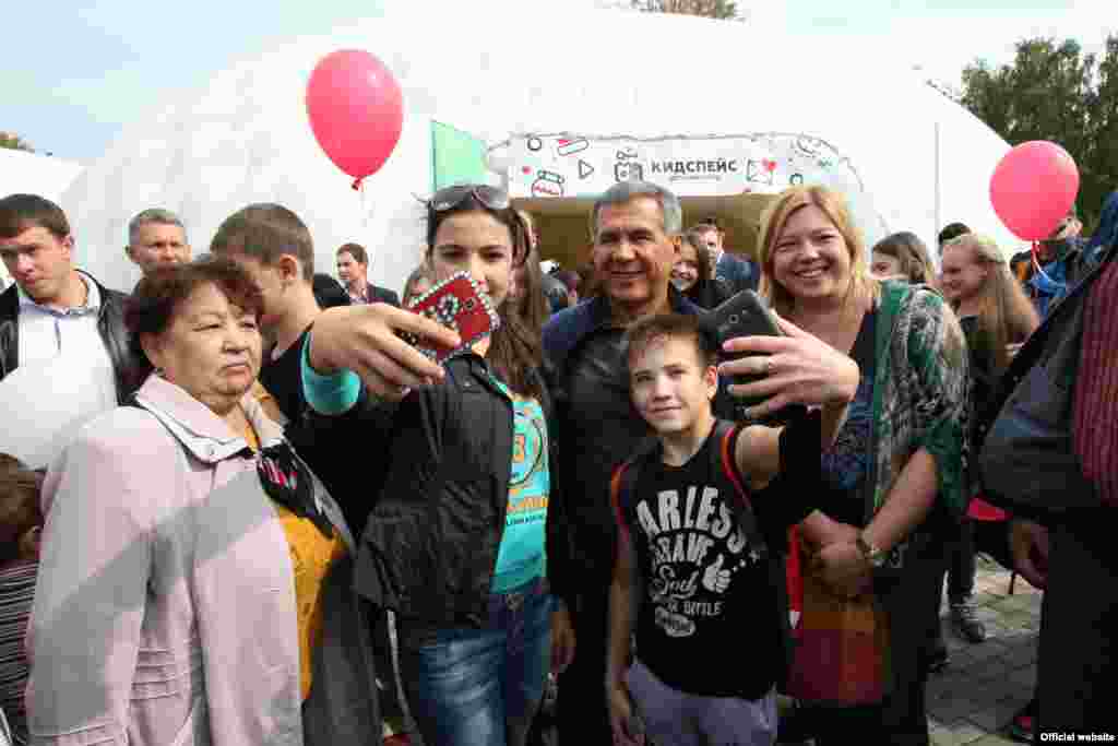 Татарстан президенты тамашага килгән халык белән селфи ясый, "Наратлык" паркы.&nbsp;