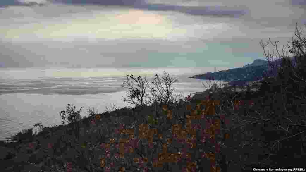 На під'їзді до пляжу трасою Сімферополь &ndash; Ялта розташовуються декілька оглядових майданчиків. З них відкривається подібний краєвид