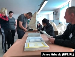 Na probleme koji prate izborni proces, uporno upozoravaju domaći analitičari kao i nevladine organizacije