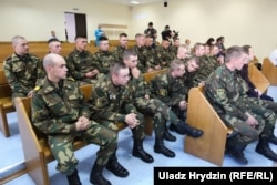 Пацярпелыя салдаты на судзе ў справе аб гібелі салдата Коржыча. Менск, 8 жніўня 2018 году