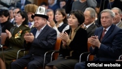 Акын Шайлообек Дүйшеевге, Жогорку Соттун мурдагы төрайымы Феруза Жамашевага, коомдук ишмер Жыпар Жекшеевге мамлекеттик сыйлык ыйгарылды.