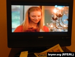 Російський телеканал по ТБ в номері ризького отелю та російська газета «Вести», яка виходить в Латвії