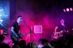 Akute падчас канцэрту да 5-годзьдзя крамы Symbal.by летам 2019 году