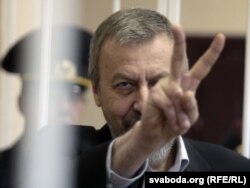 Андрэй Саньнікаў падчас суду ў 2011 годзе