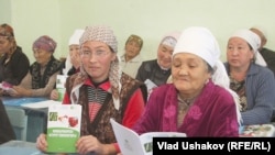 Кыргыз аялдардын көбү майда насыяларды алып чакан ишкерлик менен алектенет.