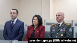 ირაკლი ღარიბაშვილი (მაშინდელი თავდაცვის მინისტრი), სალომე ზურაბიშვილი (პრეზიდენტი) და ვლადიმერ ჩაჩიბაია (თავდაცვის ძალების მეთაური) ახალ წელს ულოცავენ ავღანეთში, ცენტრალურ აფრიკასა და მალიში დისლოცირებულ ქართულ დანაყოფებს - თავდაცვის სამინისტროს მართვის ცენტრიდან. 31.12.2019