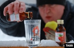 კაცი კუნელის ნაყენის ბოთლებით. 2016 წელს რუსეთის მთავრობამ მოითხოვა ასეთი ნაყენის გაყიდვიდან ამოღება ირკუტსკში 40-ზე მეტი ადამიანის სასიკვდილო მოწამვლის შემდეგ.