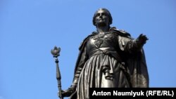 Rusiye imperatriçesi II Yekaterinağa bağışlanğan abide, 2016 senesi avgust ayında, Putinniñ Rusiye tarafından Qırım ilhaqından eki yıl keçken soñ Aqmescitte qoyuldı