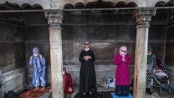 Женщины совершают намаз в мечети Айя-София, 24 июля 2020