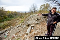 Abžar ýük maşynlaryň bikanun hapa-hupa dökýän ýerini görkezýär.