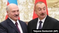 ფოტო არქივიდან: მარცხნიდან ალიაქსანდრ ლუკაშენკა და ილჰამ ალიევი