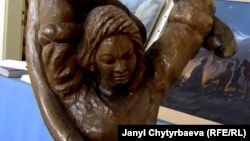 Жылан менен кармашкан кыздын айкели, Акбар Кутлу