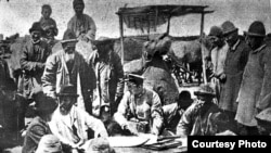 Падышалык Орусиянын аскерлери менен кыргыздар жер маселесин такуулоодо. 1915-жылдар.