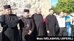 თორგომ ვარადნიანი (მარცხნიდან პირველი და ედუარდ აივაზიანი (თეთრ პერანგში) ეკლესიის ეზოში.