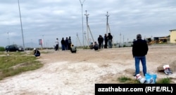 Aşgabadyň "Gul bazarynda" iş berijilere garaşýan raýatlar