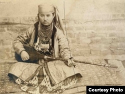 Девушка играет на дутаре. Фото Дудина,1885-1892