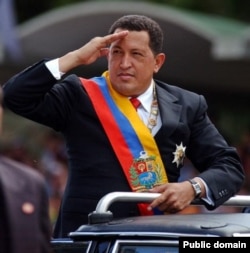 Уго Чавес на военном параде в Каракасе. 2007 год. Уго Чавес и Фидель Кастро. Гавана, 2004 год. Арестованный майор Уго Чавес в камере тюрьмы Сан-Франсиско-де-Яре, после провала военного переворота в 1992 году. Уго Чавес только что получил капитанские погоны.1982 год. Выпускник военной академии в Каракасе младший лейтенант Уго Чавес Фриас. 5 июля 1975 года.