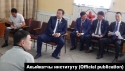 Мелис Аспеков Бишкектеги №1 тергөө абагында акыйкатчы жана депутаттар менен жолугушууда, 21-июнь, 2018-жыл.