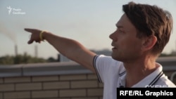 Депутат Кам’янської міськради Андрій Іванченко з даху показує підприємства, через які місто вкриває димом