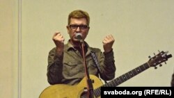 Вольскі заклікае ўдзельнікаў прэзэнтацыі пасьпяваць разам зь ім