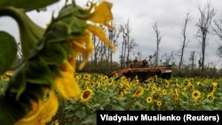 Na slici je uništeno rusko borbeno vozilo pešadije BMP-2 u oblasti Harkiva, 2. oktobra 2022.